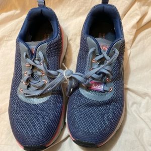 Women’s Skechers Size 9 like new!